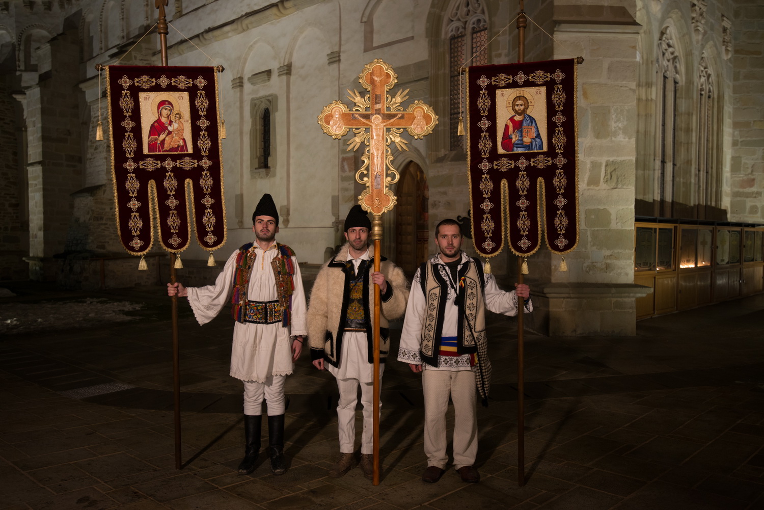 Tinerii din ASCOR au marcat începutul Anului Centenar: Cifra 100 scrisă cu torțe pe Dealul Crucii de la Mănăstirea Putna