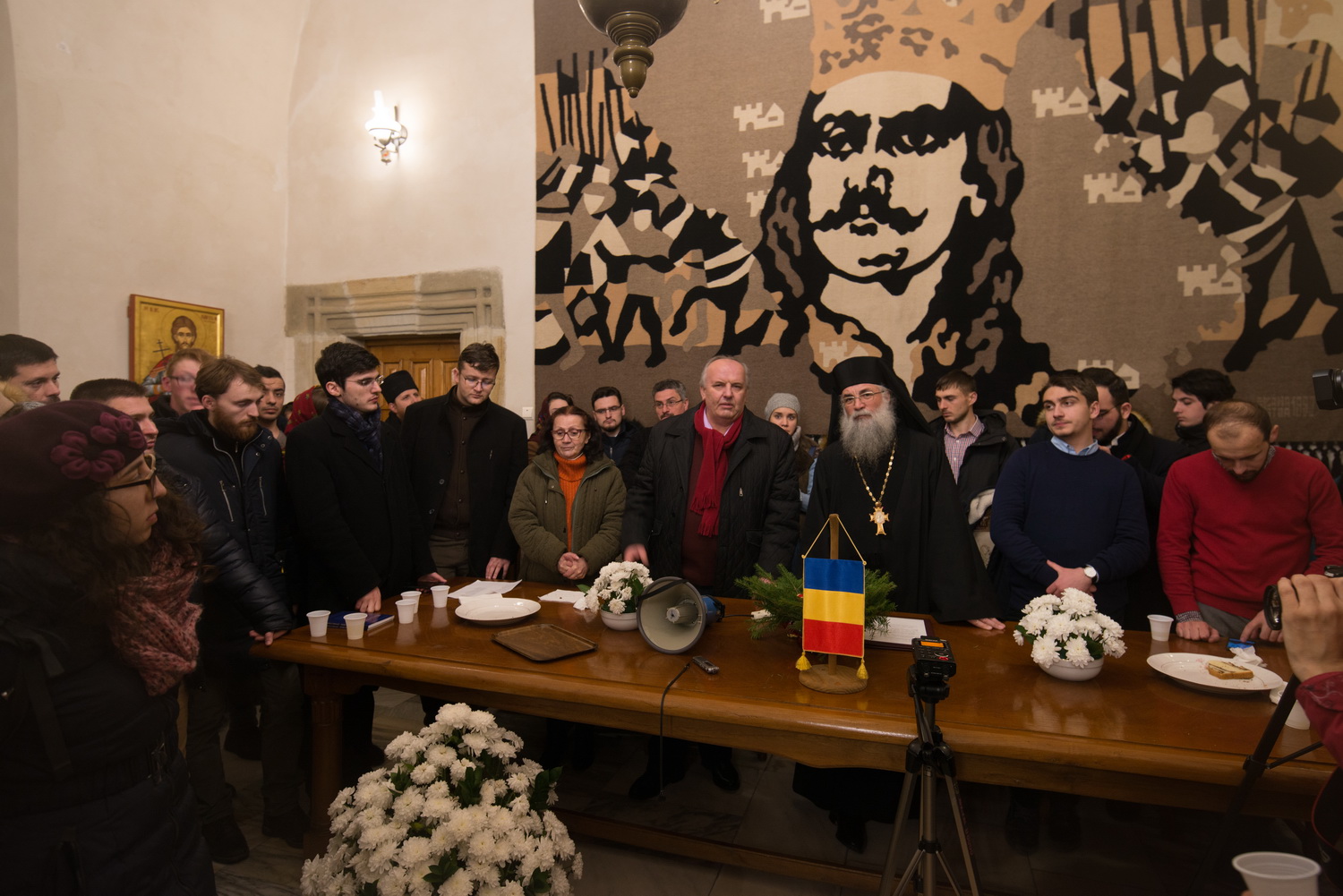 Tinerii din ASCOR au marcat începutul Anului Centenar: Cifra 100 scrisă cu torțe pe Dealul Crucii de la Mănăstirea Putna