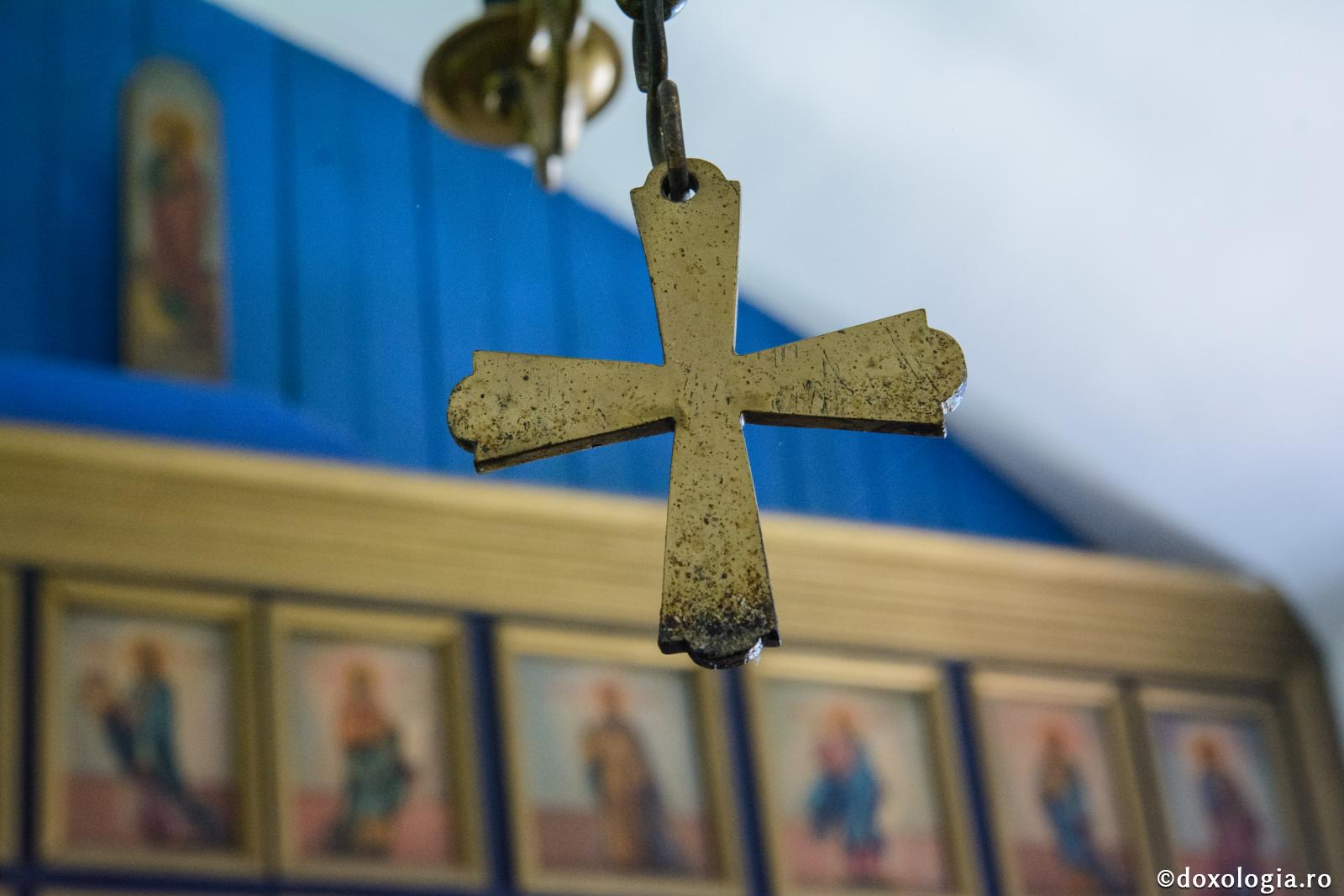 cruce de metal de la candelabru