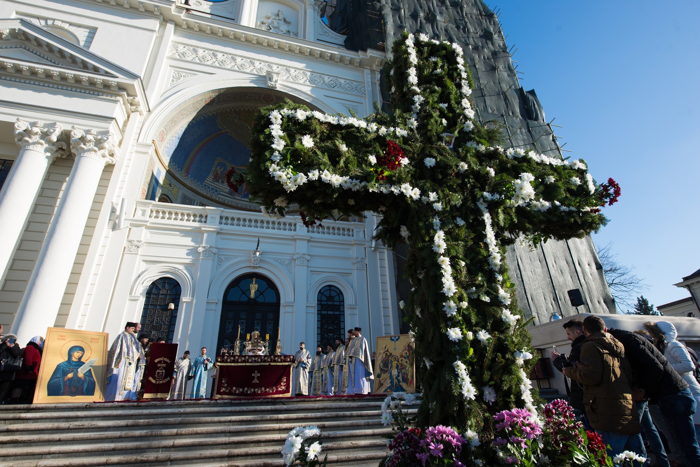 Sfinţirea cea mare a apei la Catedrala Mitropolitană din Iaşi: „Curățește-te, omule, de tot ceea ce ai adunat ca întinăciune și păcat!”