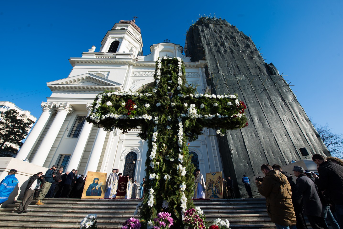 Sfinţirea cea mare a apei la Catedrala Mitropolitană din Iaşi: „Curățește-te, omule, de tot ceea ce ai adunat ca întinăciune și păcat!”