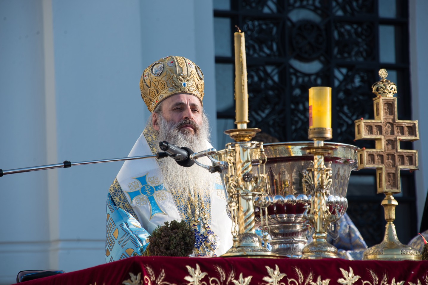 Sfinţirea cea mare a apei la Catedrala Mitropolitană din Iaşi: „Curățește-te, omule, de tot ceea ce ai adunat ca întinăciune și păcat!”