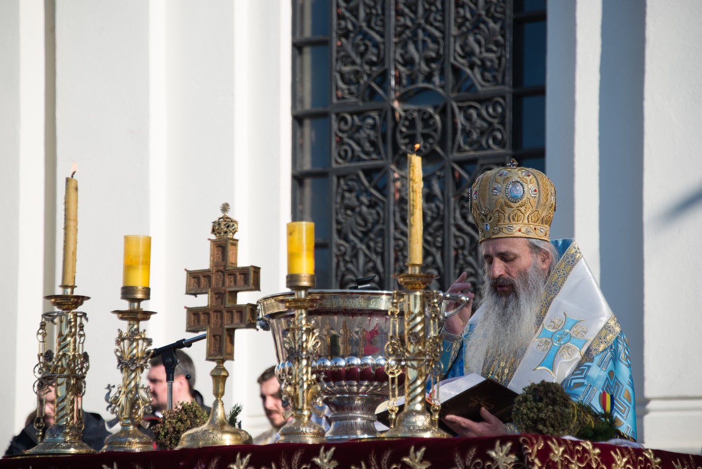 Sfinţirea cea mare a apei la Catedrala Mitropolitană din Iaşi: „Curățește-te, omule, de tot ceea ce ai adunat ca întinăciune și păcat!”