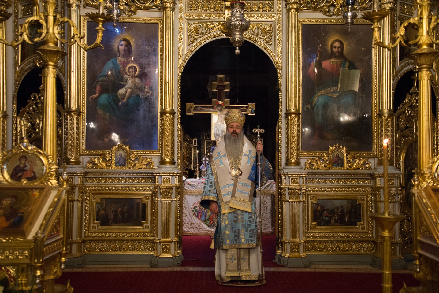 Sfinţirea cea mare a apei la Catedrala Mitropolitană din Iaşi: „Curățește-te, omule, de tot ceea ce ai adunat ca întinăciune și păcat!”