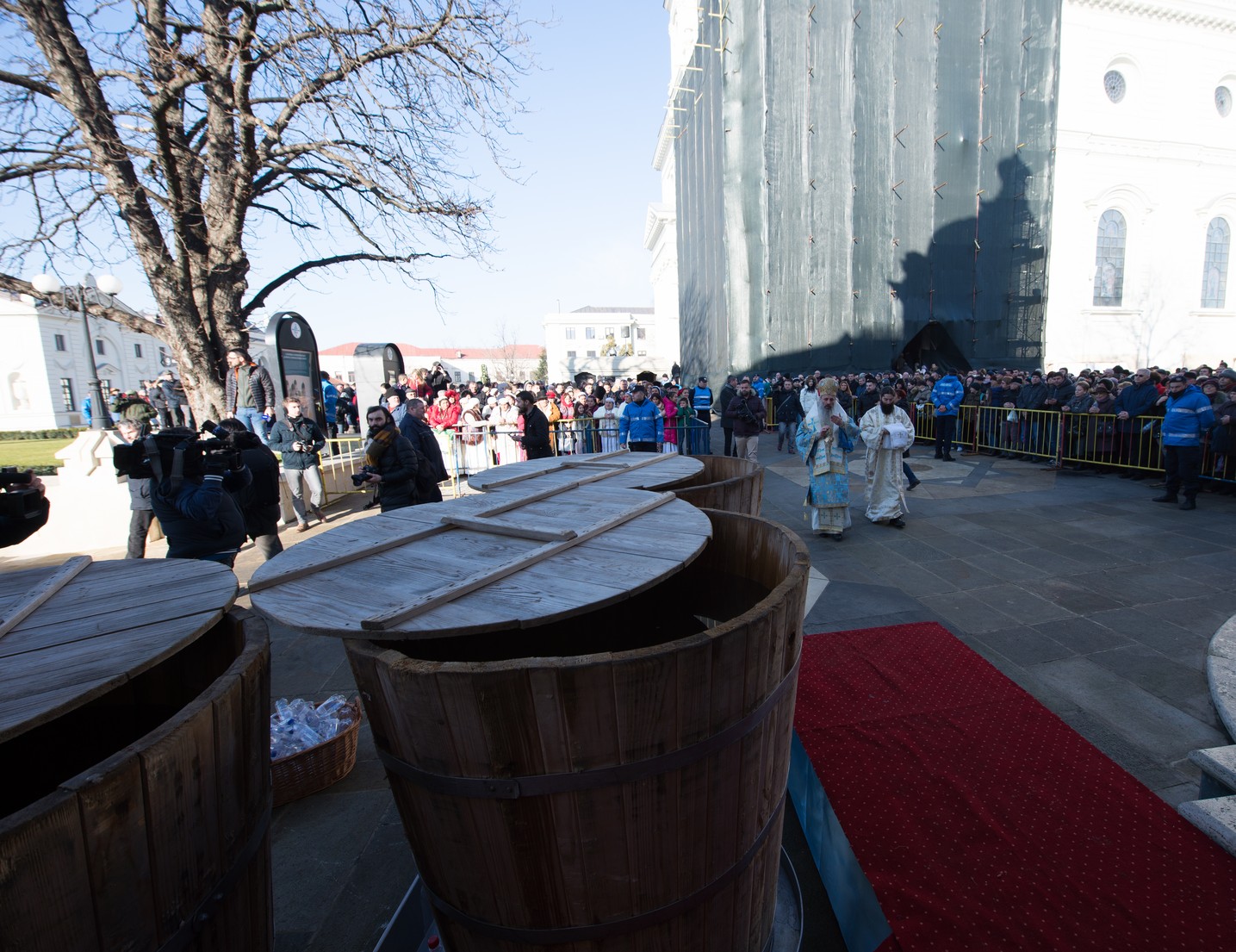 Sfinţirea cea mare a apei la Catedrala Mitropolitană din Iaşi: „Curățește-te, omule, de tot ceea ce ai adunat ca întinăciune și păcat!”