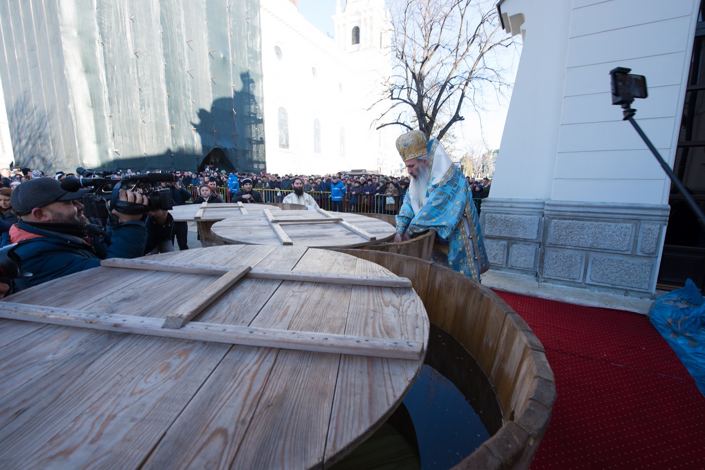 Sfinţirea cea mare a apei la Catedrala Mitropolitană din Iaşi: „Curățește-te, omule, de tot ceea ce ai adunat ca întinăciune și păcat!”