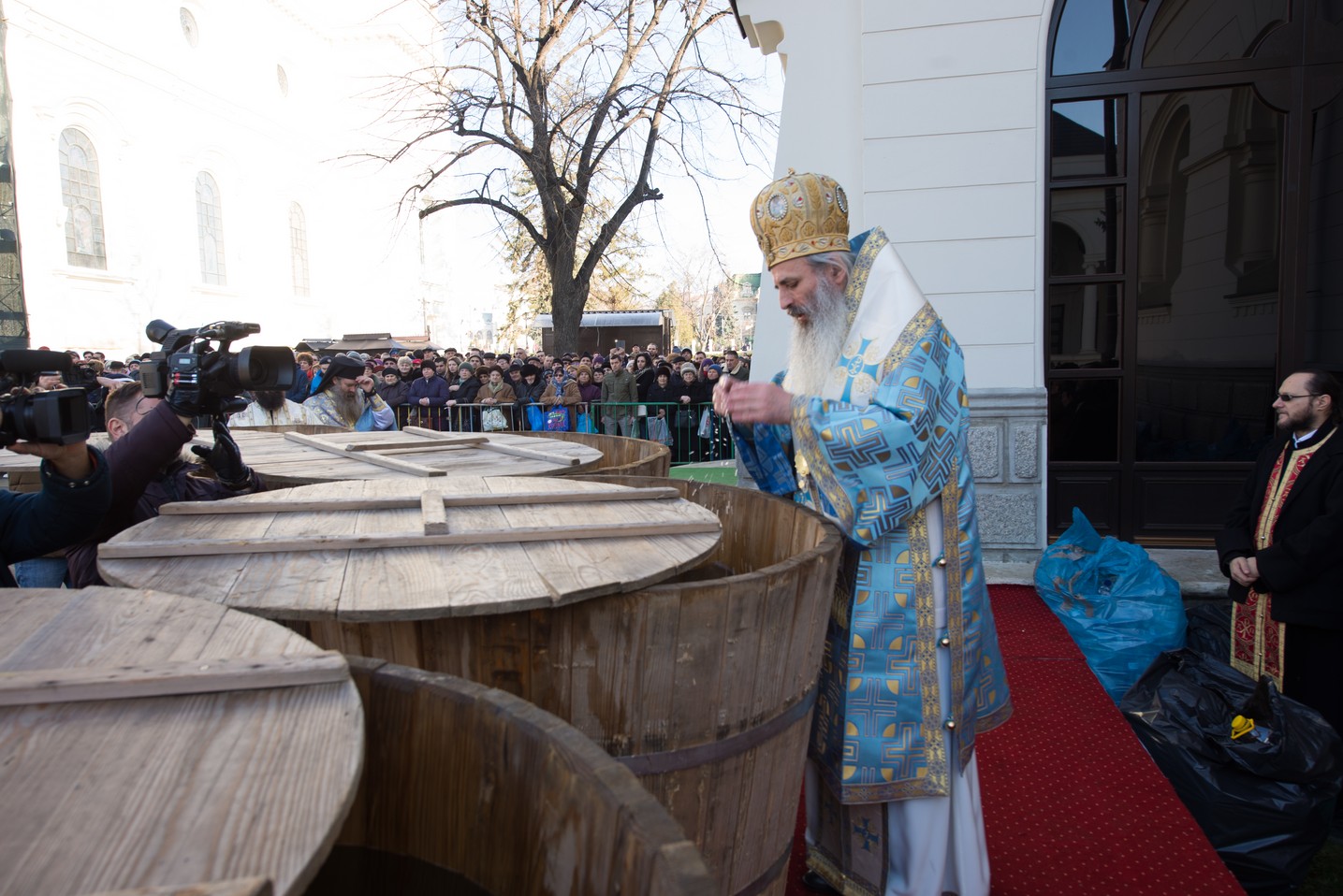Sfinţirea cea mare a apei la Catedrala Mitropolitană din Iaşi: „Curățește-te, omule, de tot ceea ce ai adunat ca întinăciune și păcat!”