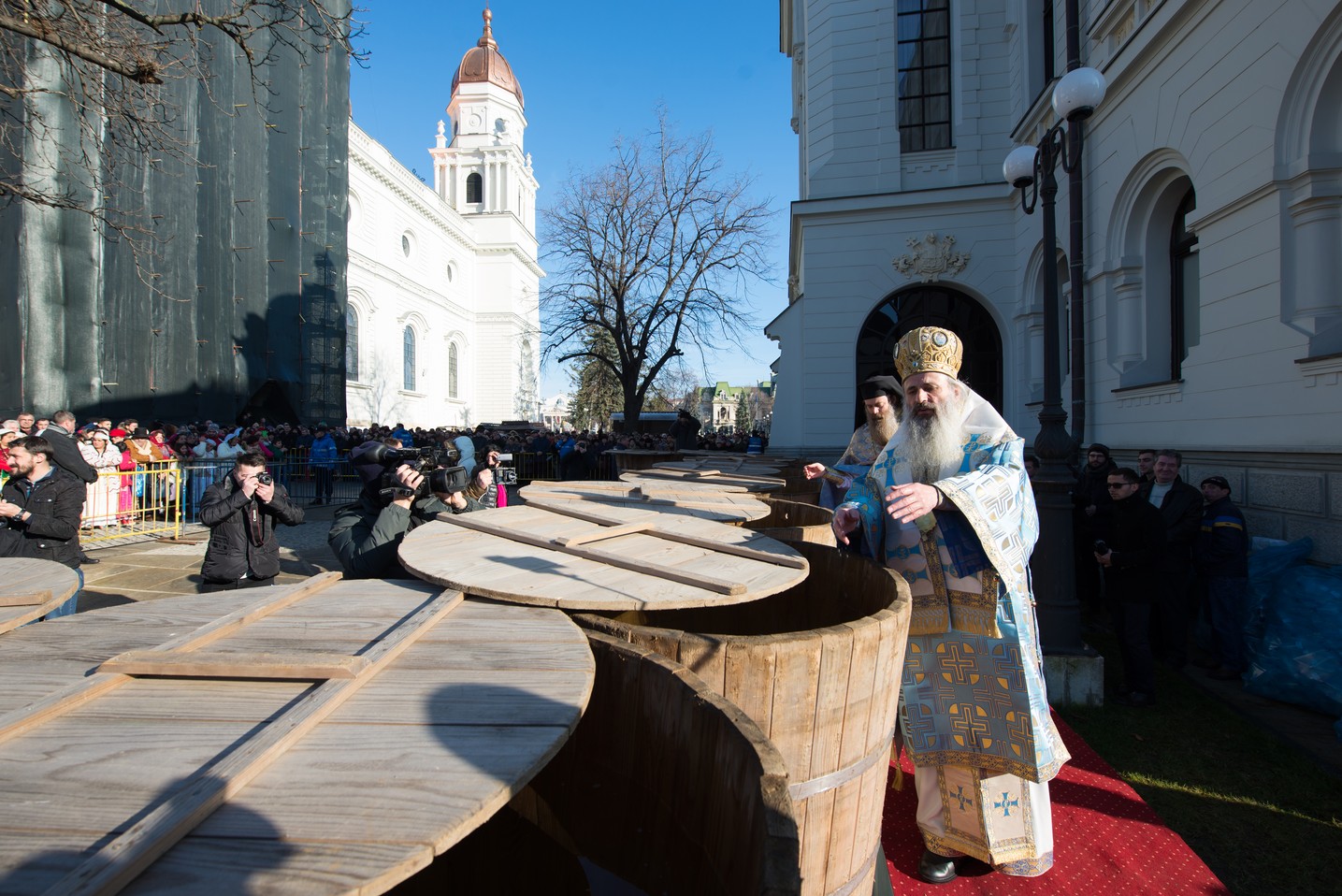 Sfinţirea cea mare a apei la Catedrala Mitropolitană din Iaşi: „Curățește-te, omule, de tot ceea ce ai adunat ca întinăciune și păcat!”