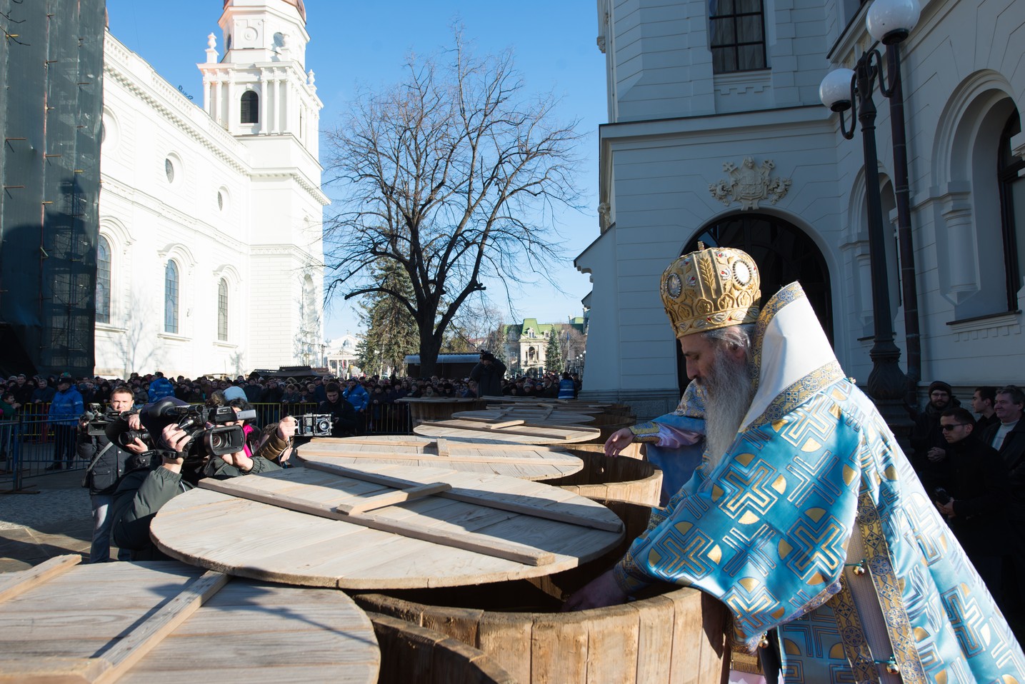 Sfinţirea cea mare a apei la Catedrala Mitropolitană din Iaşi: „Curățește-te, omule, de tot ceea ce ai adunat ca întinăciune și păcat!”