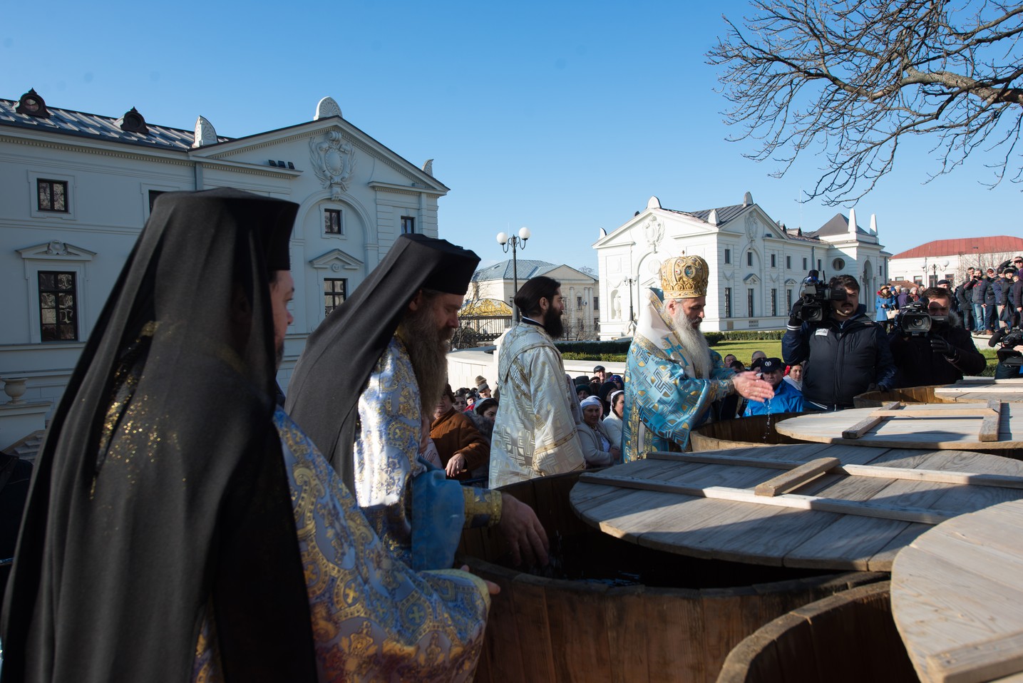 Sfinţirea cea mare a apei la Catedrala Mitropolitană din Iaşi: „Curățește-te, omule, de tot ceea ce ai adunat ca întinăciune și păcat!”