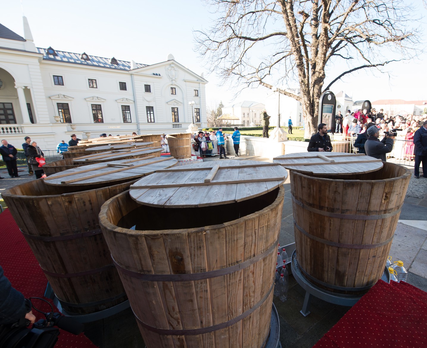 Sfinţirea cea mare a apei la Catedrala Mitropolitană din Iaşi: „Curățește-te, omule, de tot ceea ce ai adunat ca întinăciune și păcat!”