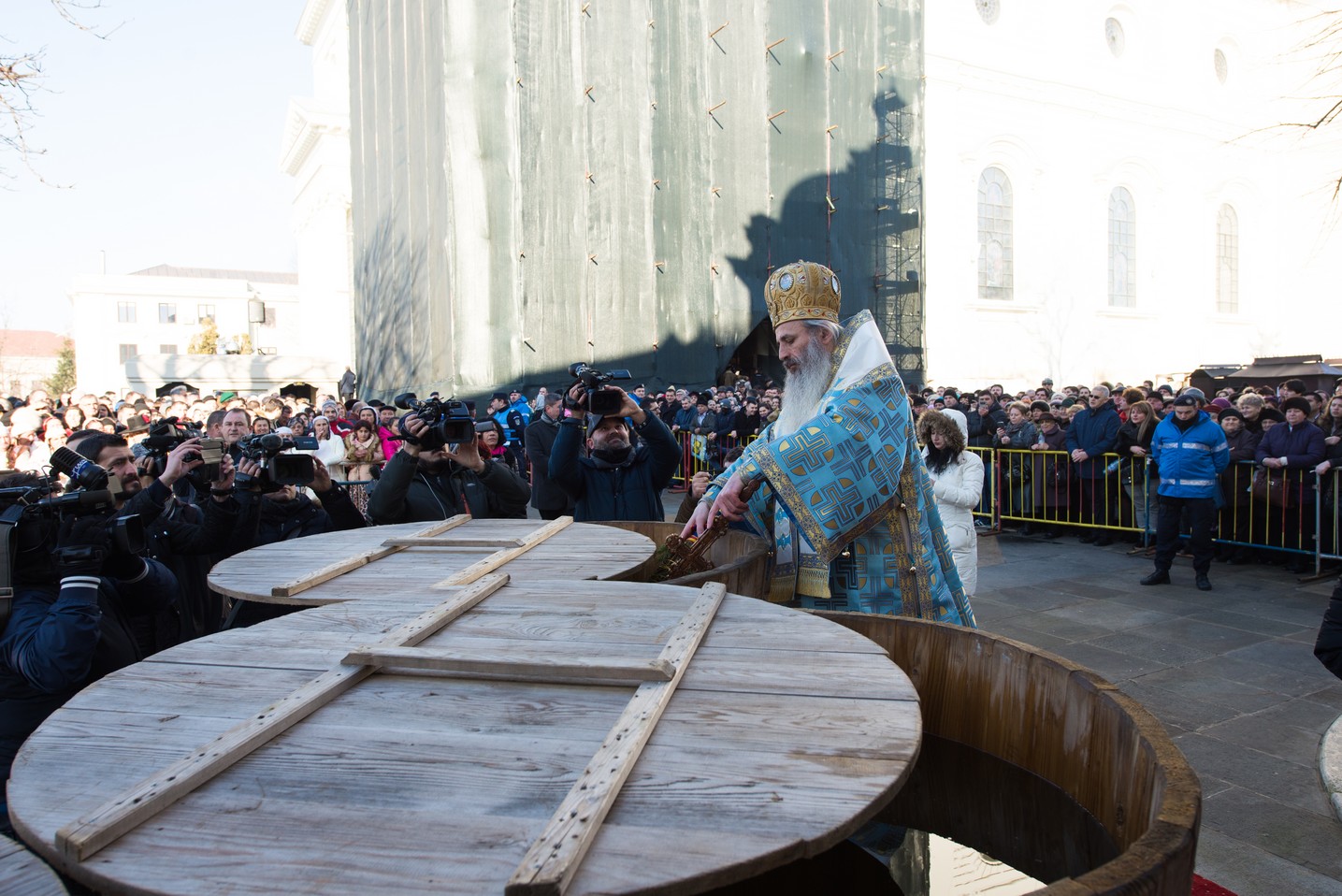 Sfinţirea cea mare a apei la Catedrala Mitropolitană din Iaşi: „Curățește-te, omule, de tot ceea ce ai adunat ca întinăciune și păcat!”
