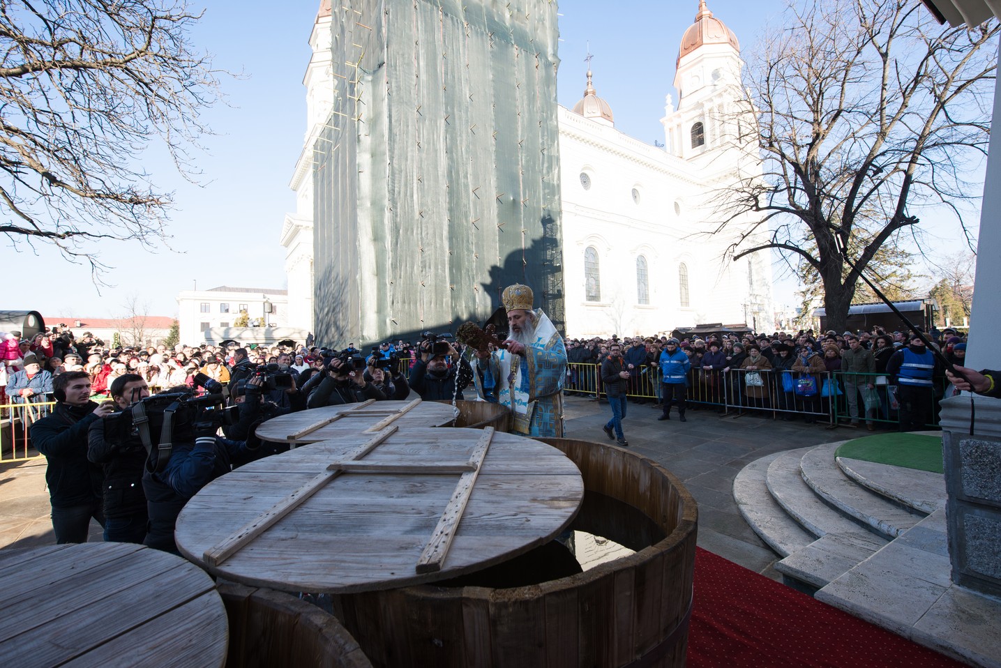 Sfinţirea cea mare a apei la Catedrala Mitropolitană din Iaşi: „Curățește-te, omule, de tot ceea ce ai adunat ca întinăciune și păcat!”