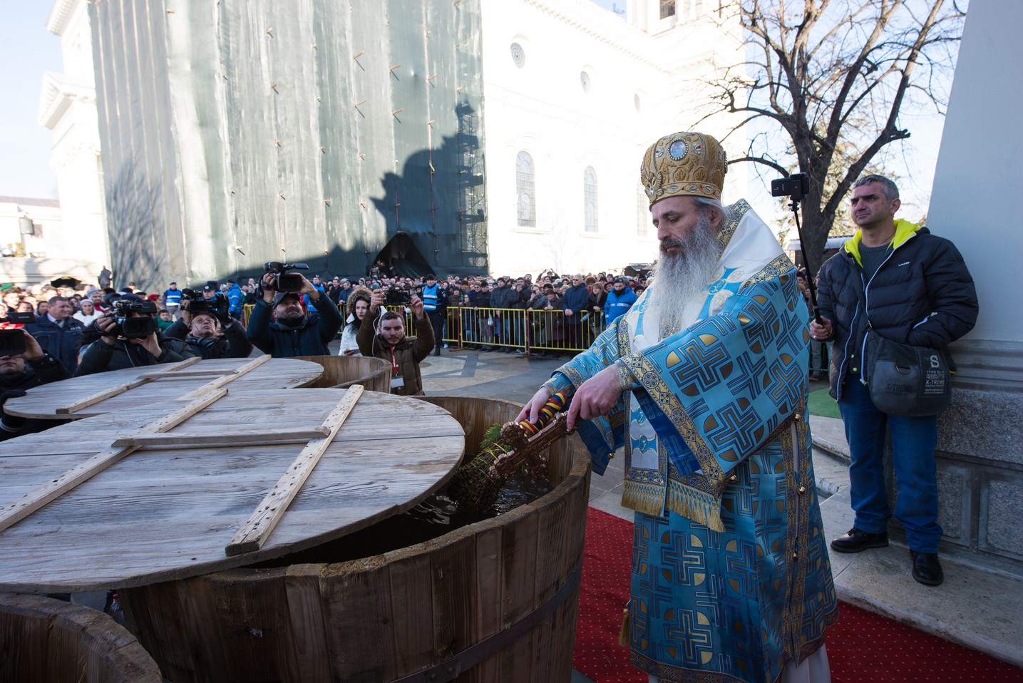 Sfinţirea cea mare a apei la Catedrala Mitropolitană din Iaşi: „Curățește-te, omule, de tot ceea ce ai adunat ca întinăciune și păcat!”