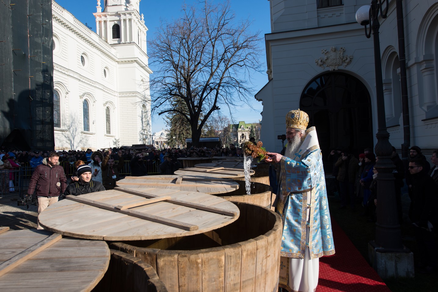 Sfinţirea cea mare a apei la Catedrala Mitropolitană din Iaşi: „Curățește-te, omule, de tot ceea ce ai adunat ca întinăciune și păcat!”
