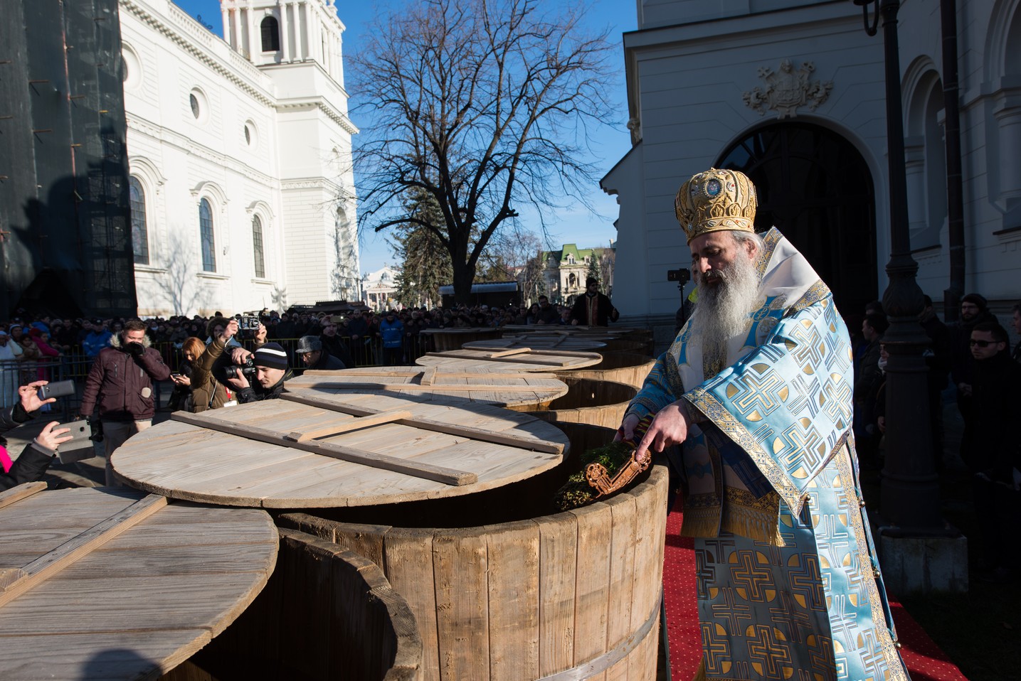 Sfinţirea cea mare a apei la Catedrala Mitropolitană din Iaşi: „Curățește-te, omule, de tot ceea ce ai adunat ca întinăciune și păcat!”