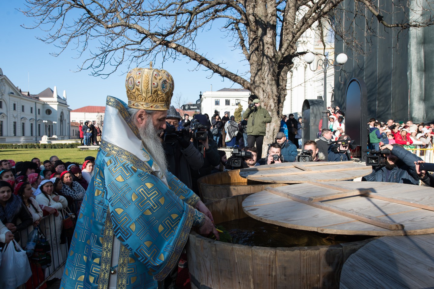 Sfinţirea cea mare a apei la Catedrala Mitropolitană din Iaşi: „Curățește-te, omule, de tot ceea ce ai adunat ca întinăciune și păcat!”