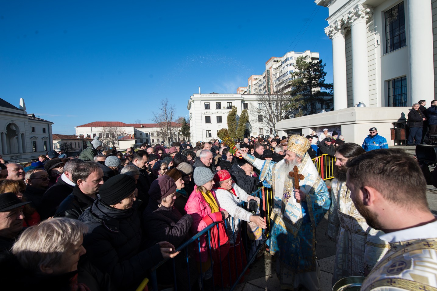 Sfinţirea cea mare a apei la Catedrala Mitropolitană din Iaşi: „Curățește-te, omule, de tot ceea ce ai adunat ca întinăciune și păcat!”