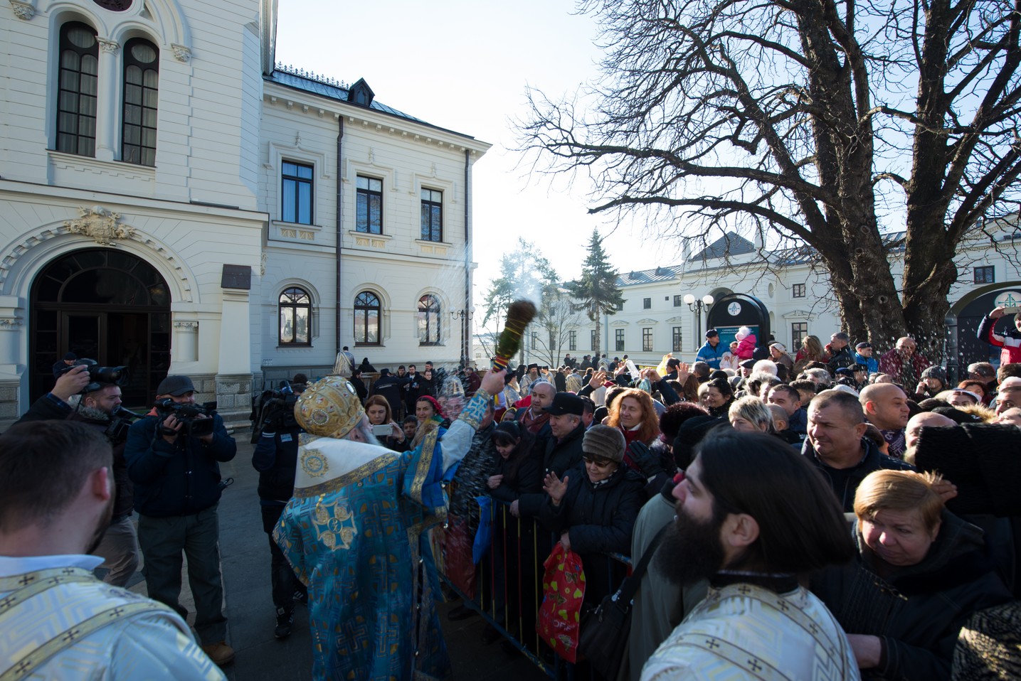 Sfinţirea cea mare a apei la Catedrala Mitropolitană din Iaşi: „Curățește-te, omule, de tot ceea ce ai adunat ca întinăciune și păcat!”