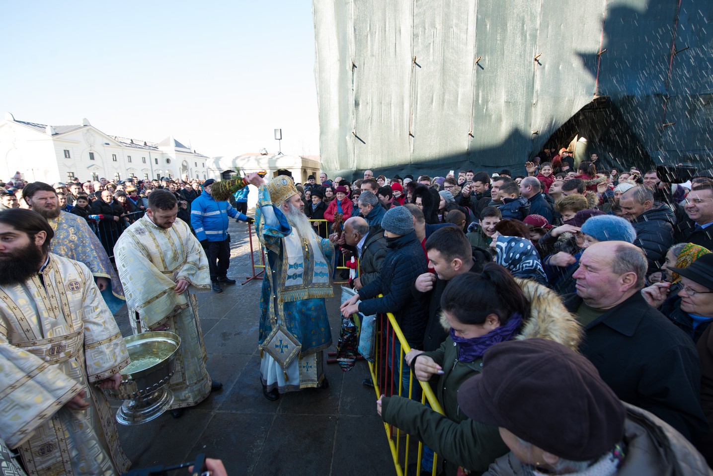 Sfinţirea cea mare a apei la Catedrala Mitropolitană din Iaşi: „Curățește-te, omule, de tot ceea ce ai adunat ca întinăciune și păcat!”