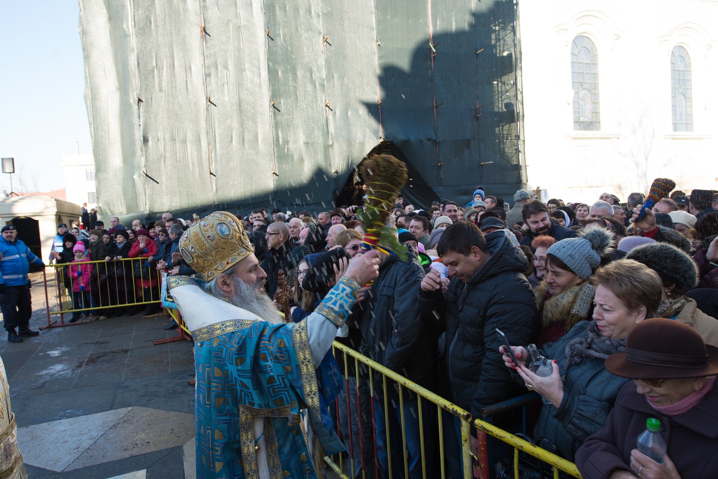 Sfinţirea cea mare a apei la Catedrala Mitropolitană din Iaşi: „Curățește-te, omule, de tot ceea ce ai adunat ca întinăciune și păcat!”