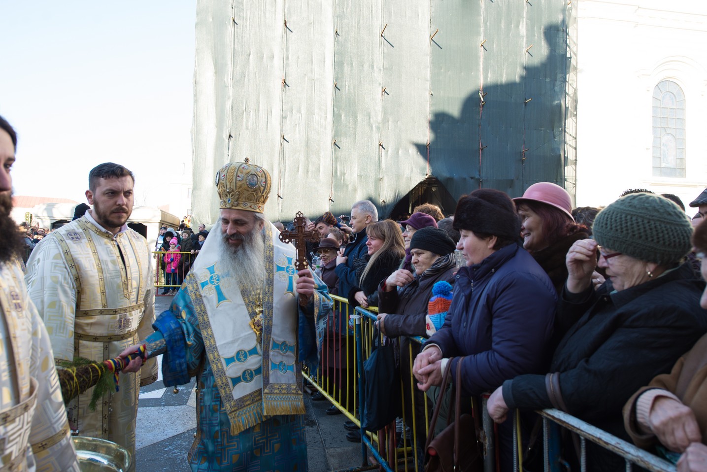 Sfinţirea cea mare a apei la Catedrala Mitropolitană din Iaşi: „Curățește-te, omule, de tot ceea ce ai adunat ca întinăciune și păcat!”