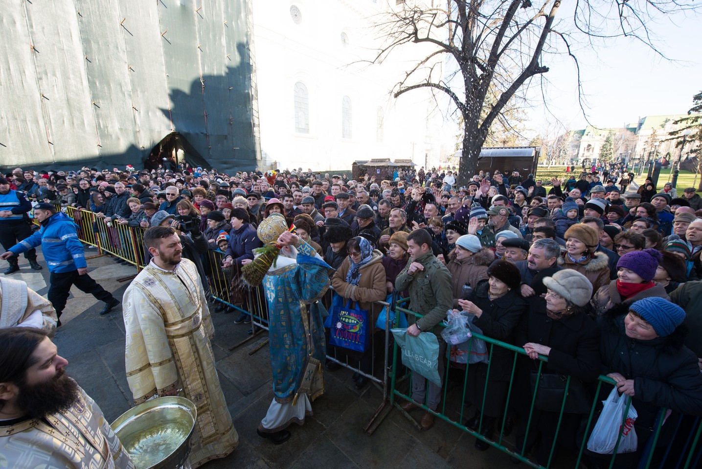 Sfinţirea cea mare a apei la Catedrala Mitropolitană din Iaşi: „Curățește-te, omule, de tot ceea ce ai adunat ca întinăciune și păcat!”