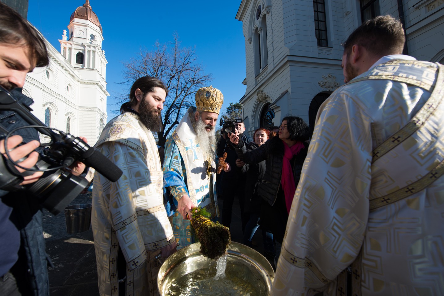 Sfinţirea cea mare a apei la Catedrala Mitropolitană din Iaşi: „Curățește-te, omule, de tot ceea ce ai adunat ca întinăciune și păcat!”