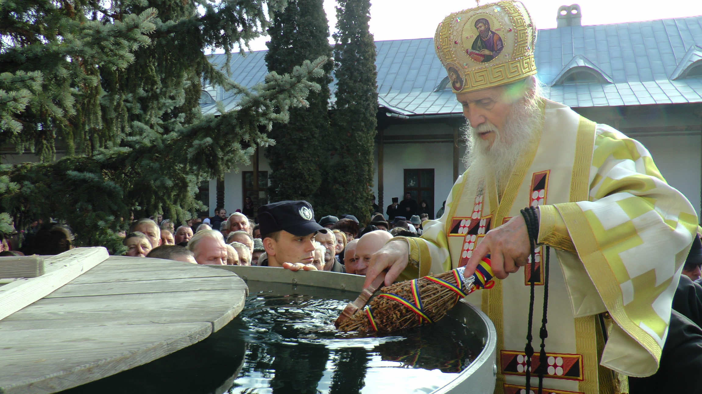 Boboteaza la Suceava: „Apropierea lui Dumnezeu de noi este posibilă numai în măsura în care ne pocăim de greșelile noastre”