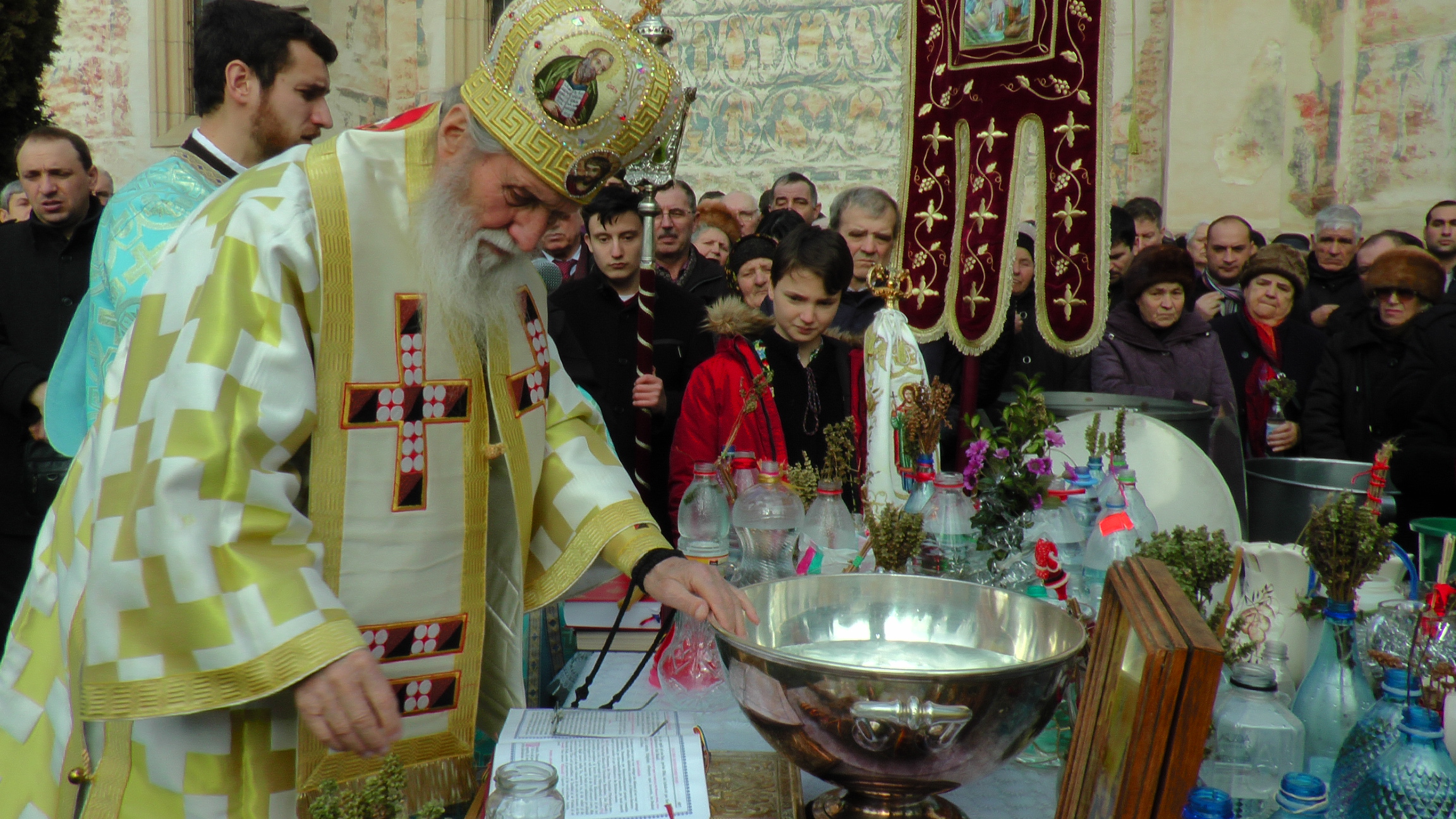 Boboteaza la Suceava: „Apropierea lui Dumnezeu de noi este posibilă numai în măsura în care ne pocăim de greșelile noastre”