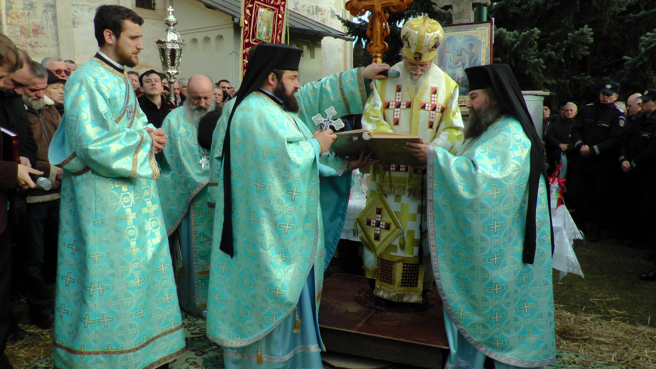 Boboteaza la Suceava: „Apropierea lui Dumnezeu de noi este posibilă numai în măsura în care ne pocăim de greșelile noastre”