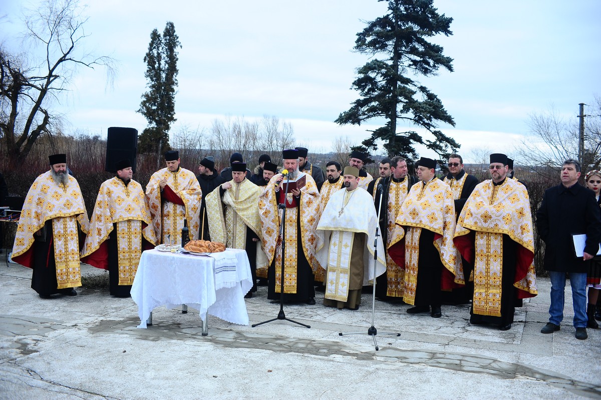 Ceremonie religioasă şi militară la Podu Înalt, judeţul Vaslui