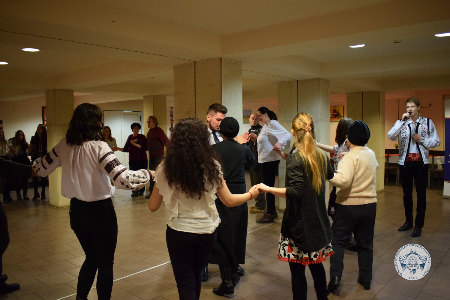 O seară românească a tinerilor de ieri şi de azi