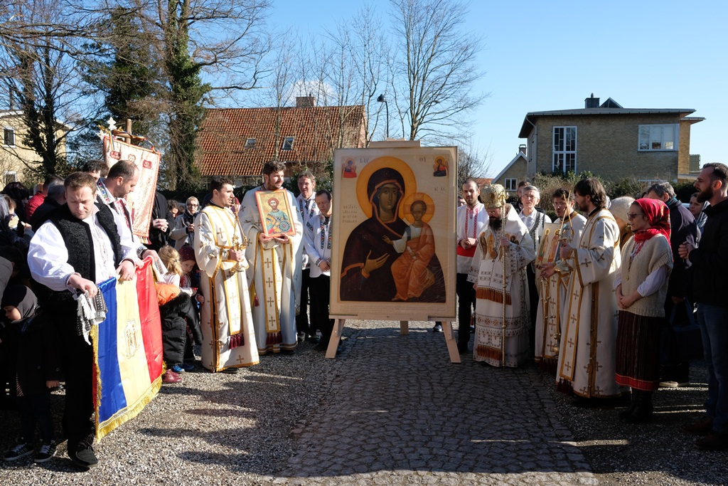 Copenhaga: Procesiune cu icoana Maicii Domnului „Arătătoarea căii” Copenhaga: Procesiune cu icoana Maicii Domnului „Arătătoarea căii”