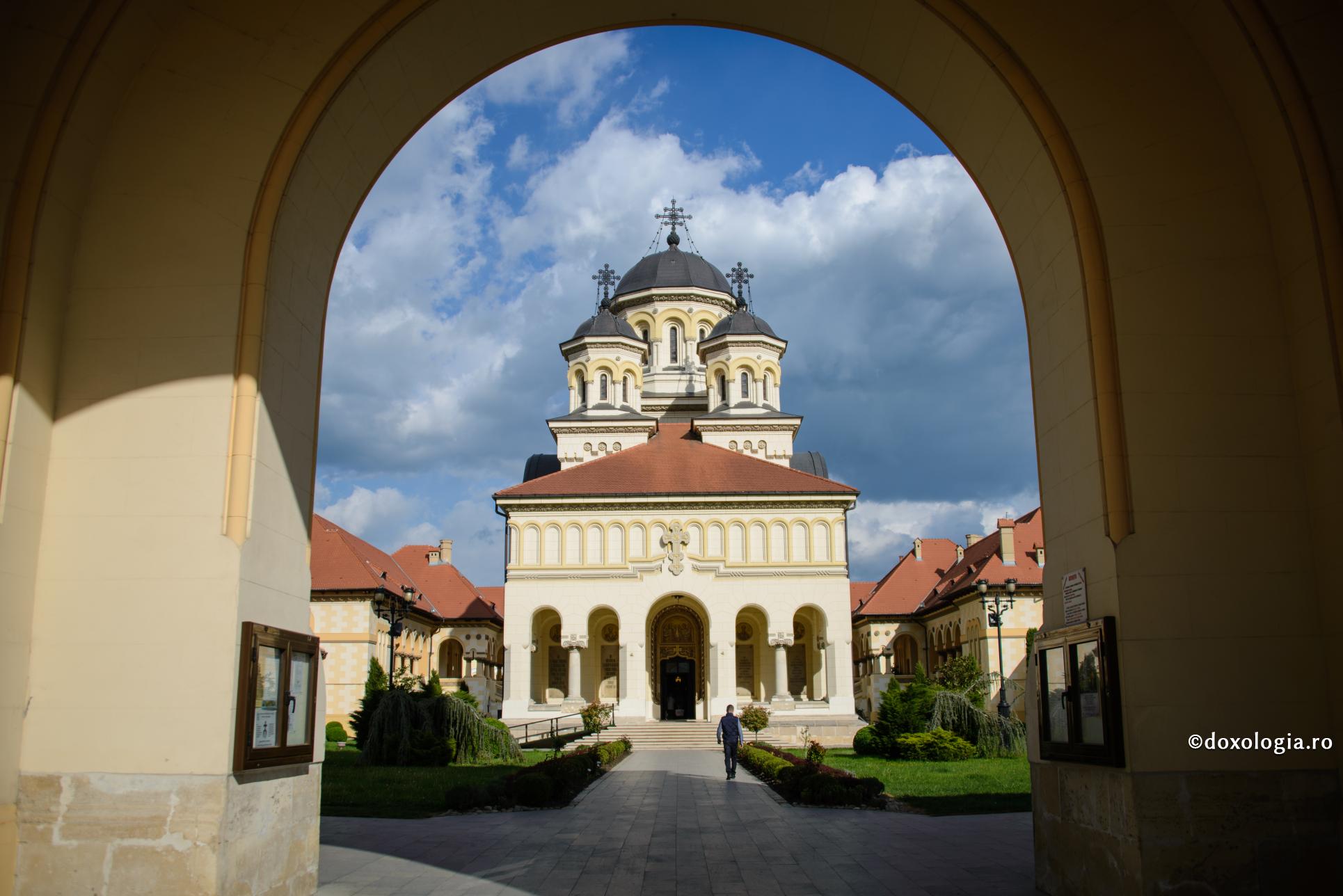 „Ce cauți cu babele la biserică?”