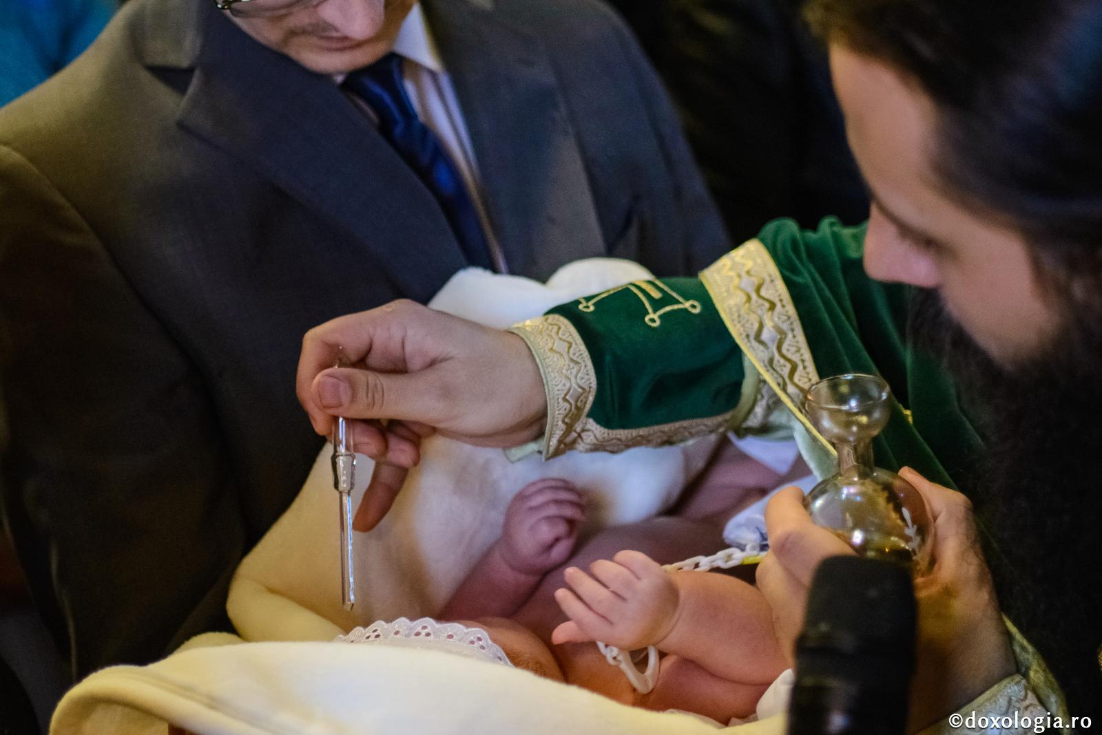 Taina Mirungerii în Vechiul Testament / Foto: Oana Nechifor mirungerea pruncului după botez