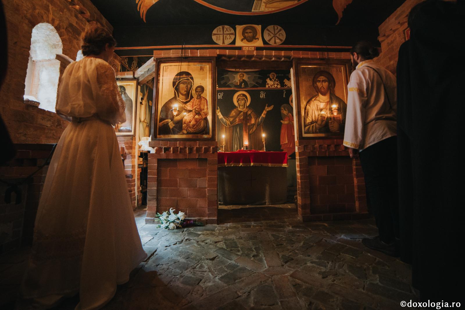 Nunta închipuie unirea tainică dintre Hristos și Biserică / Foto: Pr. Benedict Both miri în biserică
