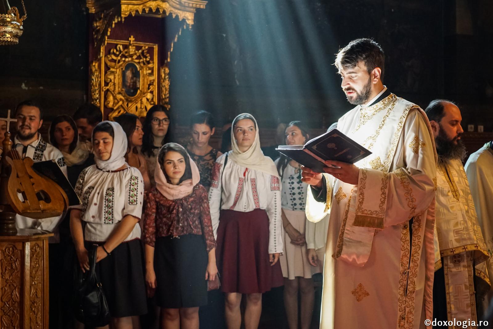 diacon citind rugăciune în biserică
