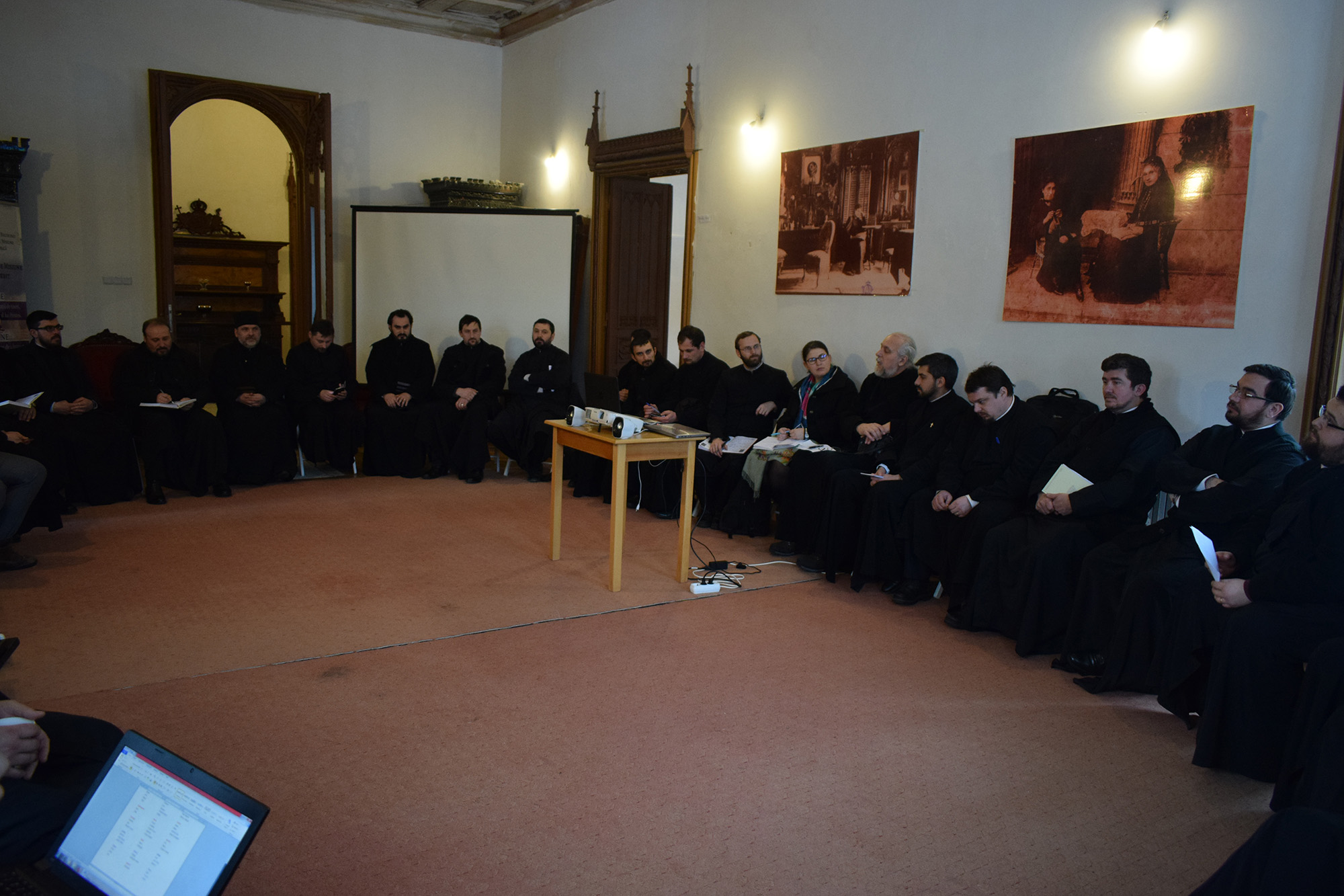 Întâlnire de lucru pentru îmbunătăţirea activităţilor cu tinerii