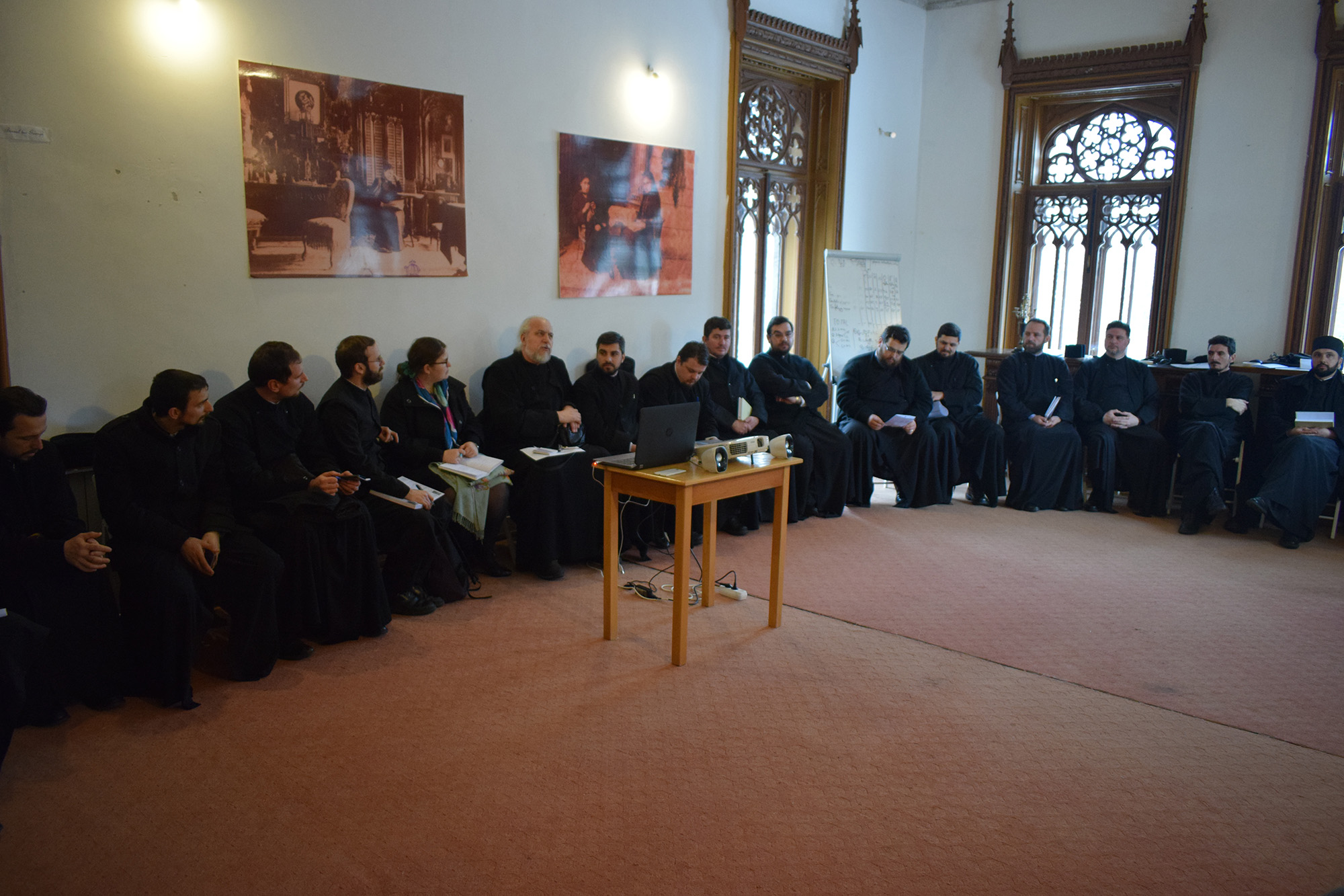 Întâlnire de lucru pentru îmbunătăţirea activităţilor cu tinerii