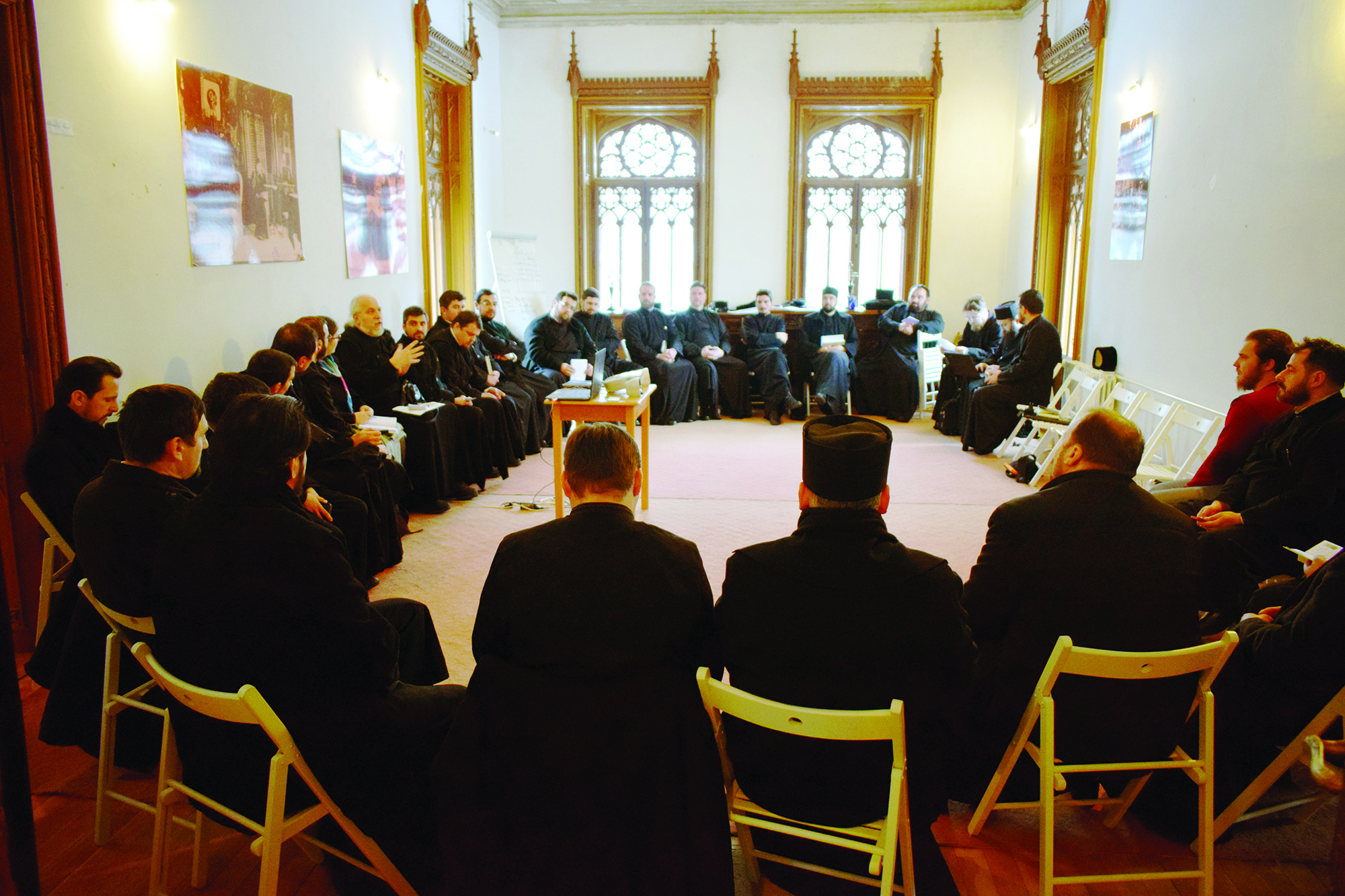 Întâlnire de lucru pentru îmbunătăţirea activităţilor cu tinerii