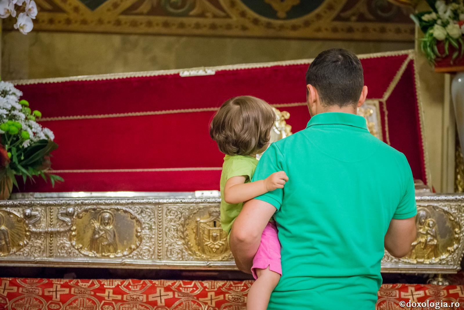 Foto: Oana Nechifor (Video) Povestea fetiței care a adoptat un sfânt