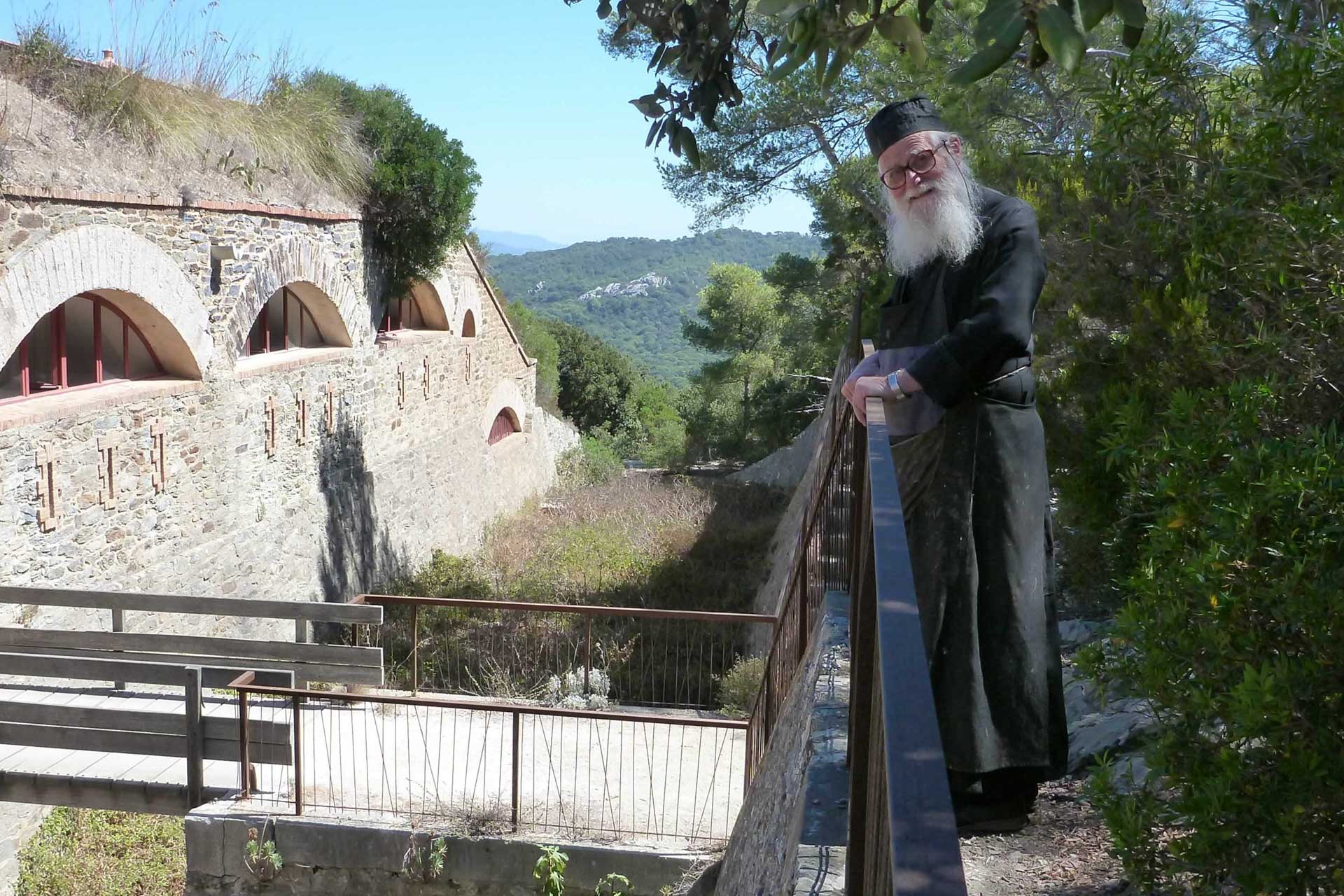 Părintele Séraphin la intrarea în Schitul „Sfânta Maria Egipteanca” din Insula Porquerolles, Franța