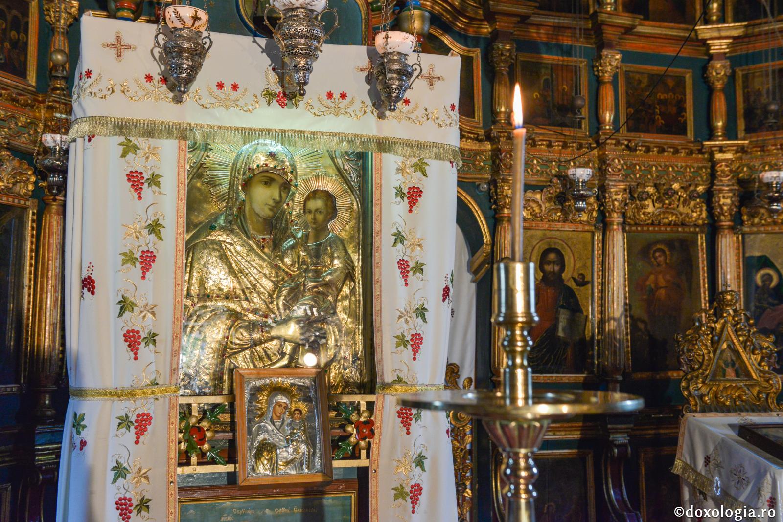 Icoana făcătoare de minuni a Maicii Domnului „Axionița” de la Mănăstirea Sihăstria, Neamț / Foto: Oana Nechifor Icoana făcătoare de minuni a Maicii Domnului „Axionița” de la Mănăstirea Sihăstria, Neamț