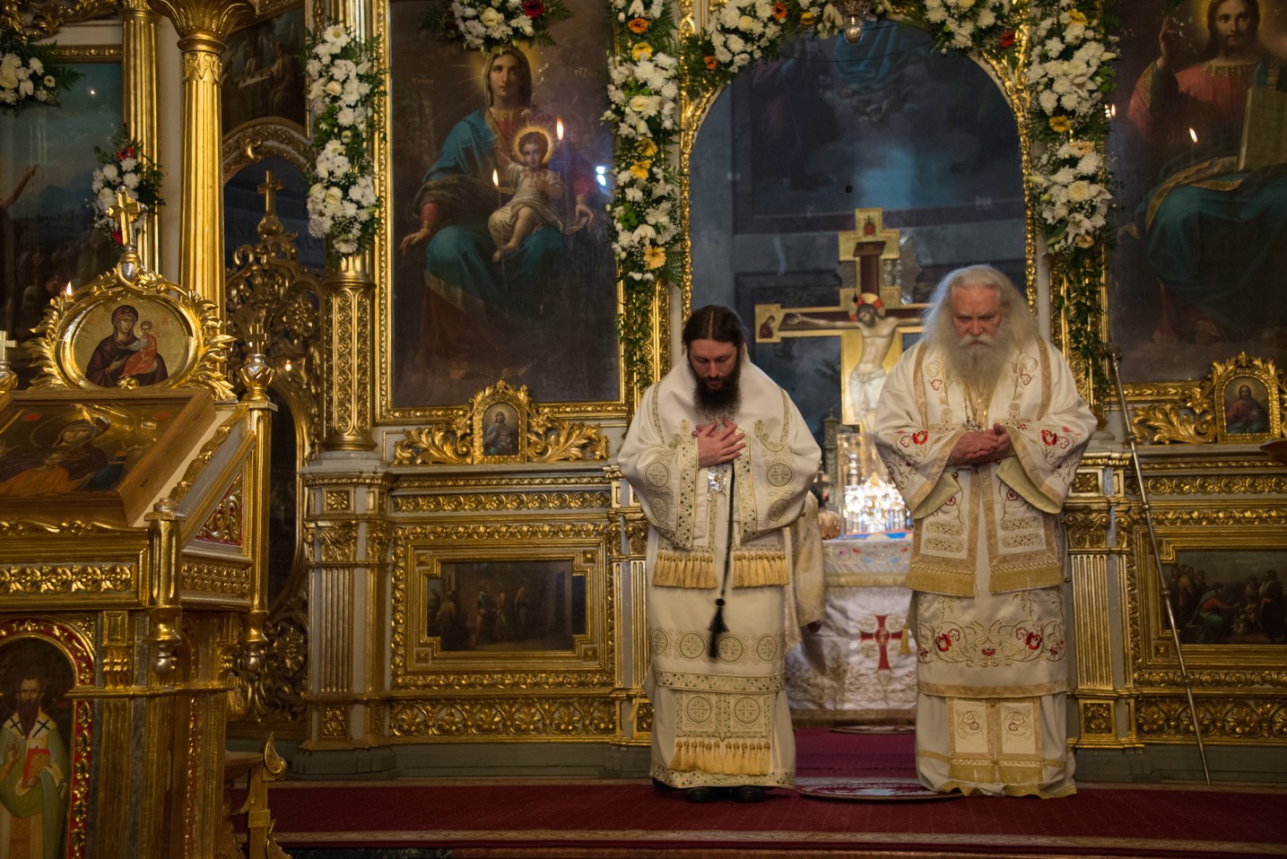 5 ierarhi și zeci de preoți și diaconi, la hramul istoric al Catedralei Mitropolitane din Iași