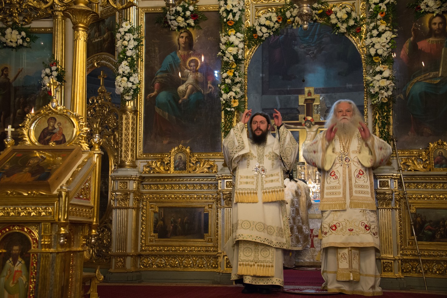 5 ierarhi și zeci de preoți și diaconi, la hramul istoric al Catedralei Mitropolitane din Iași