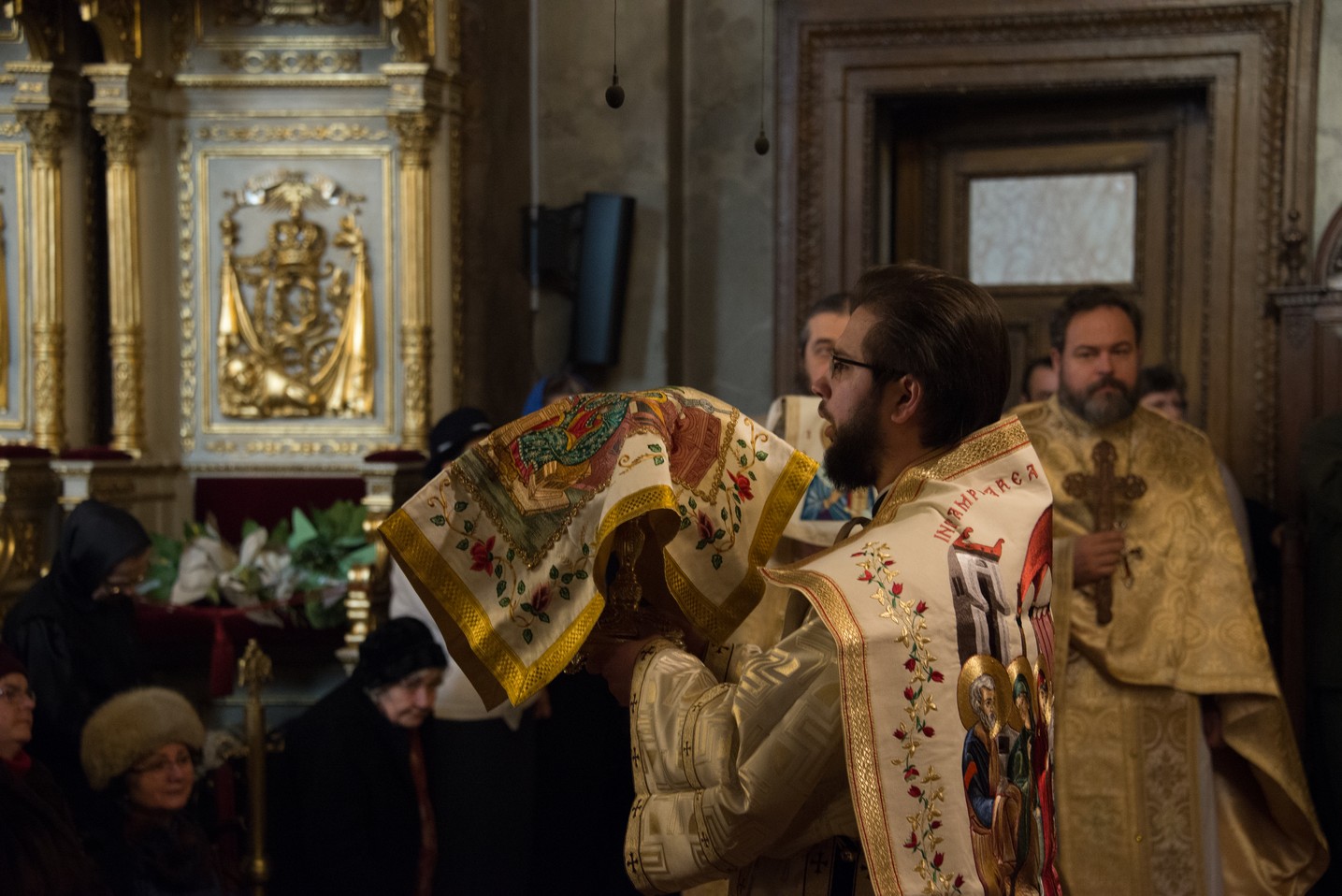 5 ierarhi și zeci de preoți și diaconi, la hramul istoric al Catedralei Mitropolitane din Iași