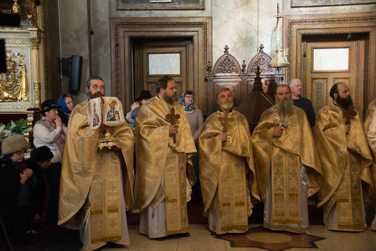 5 ierarhi și zeci de preoți și diaconi, la hramul istoric al Catedralei Mitropolitane din Iași