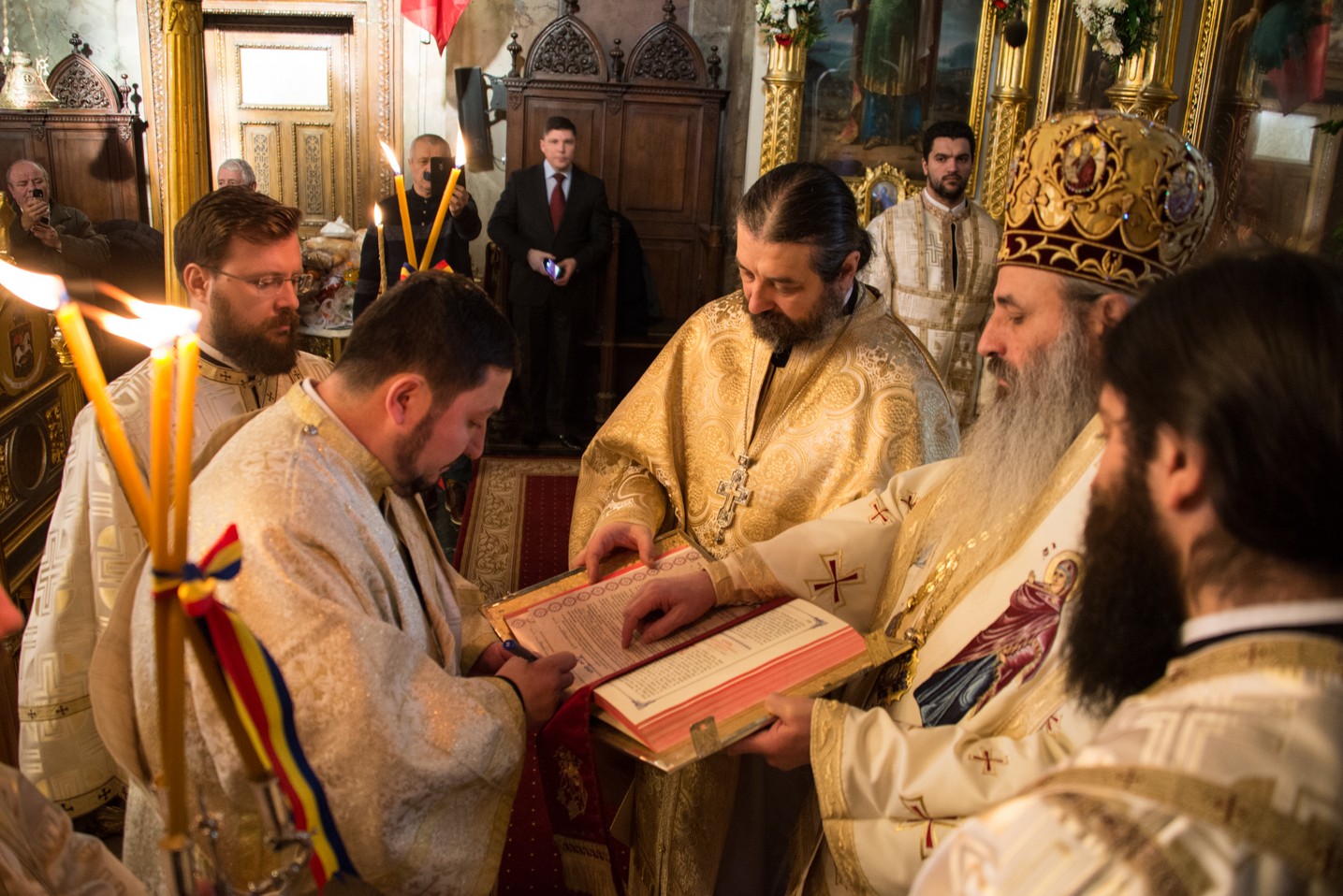5 ierarhi și zeci de preoți și diaconi, la hramul istoric al Catedralei Mitropolitane din Iași