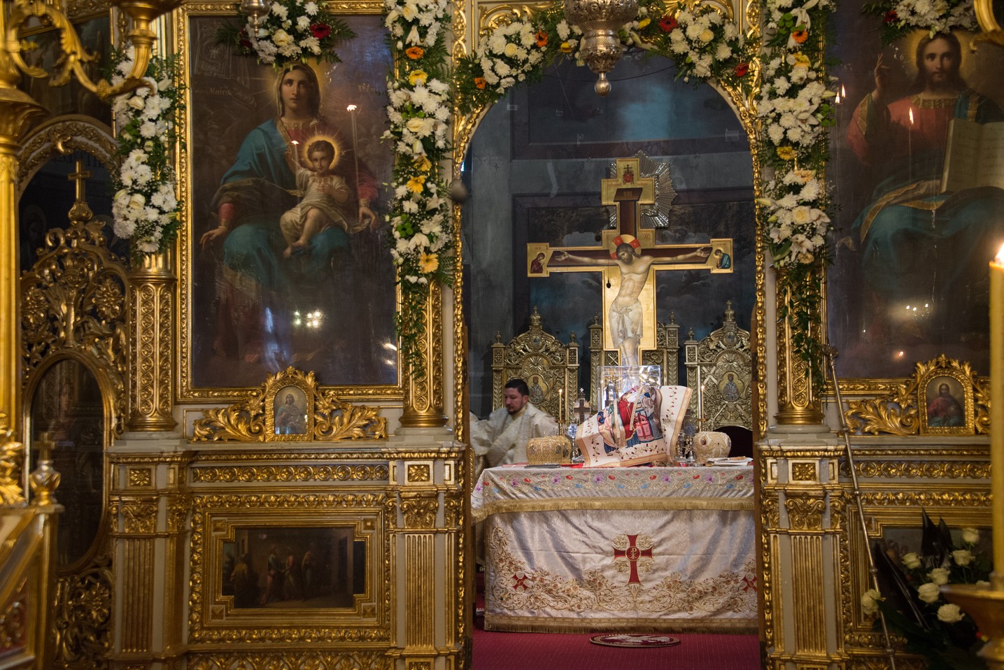 5 ierarhi și zeci de preoți și diaconi, la hramul istoric al Catedralei Mitropolitane din Iași